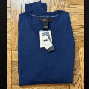 Brand new - Bloomingdales Men store sweater